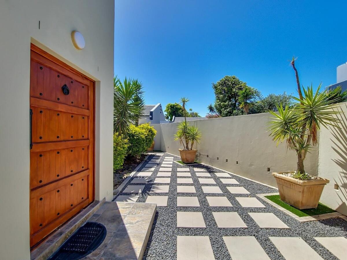 Tranquil Family Escape: Pool Balcony Kapstadt