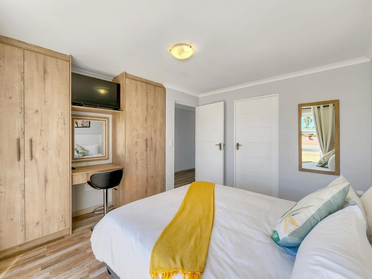 Tranquil Family Escape: Pool Balcony Apartment Kapstadt