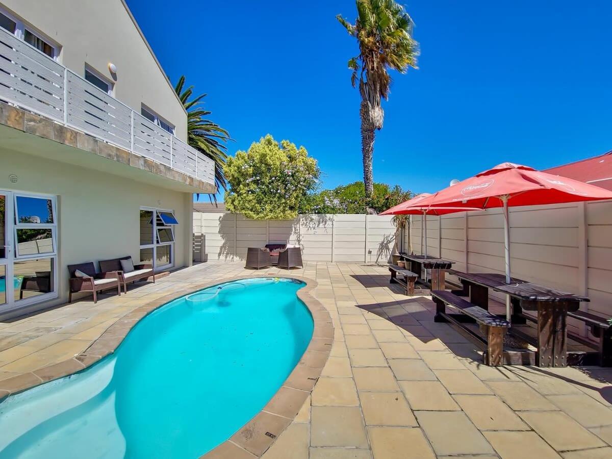 Tranquil Family Escape: Pool Balcony *