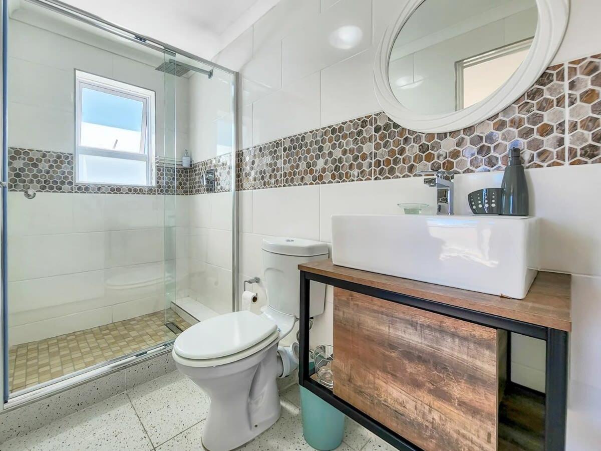 Tranquil Family Escape: Pool Balcony Kapstadt