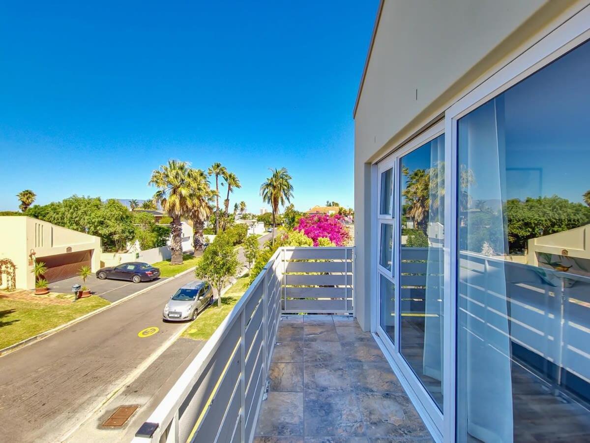 Tranquil Family Escape: Pool Balcony Apartment Kapstadt