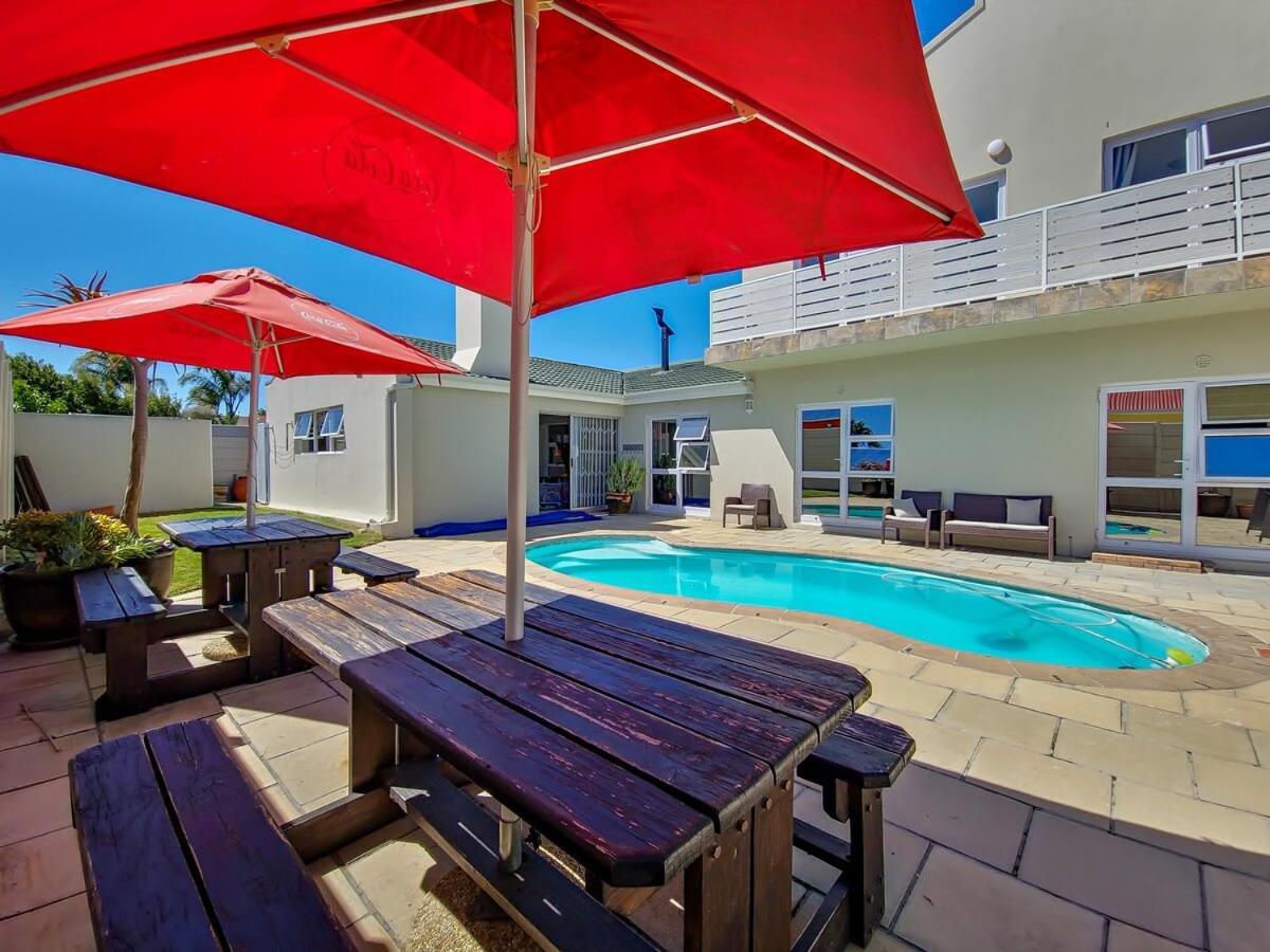 Tranquil Family Escape: Pool Balcony Kapstadt