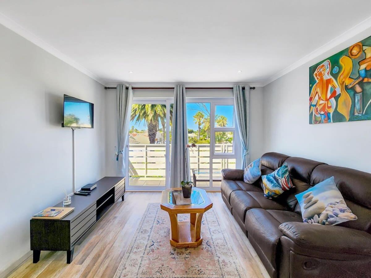 Tranquil Family Escape: Pool Balcony Kapstadt