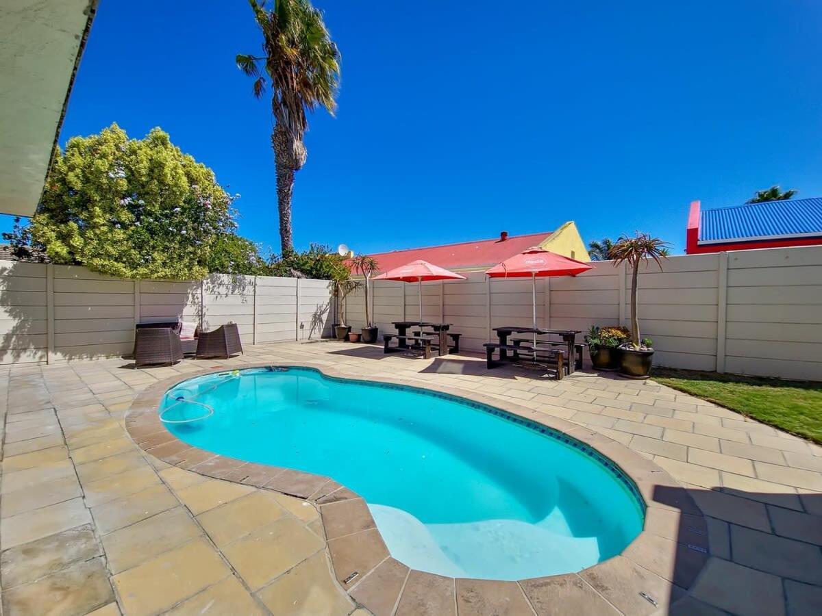 Tranquil Family Escape: Pool Balcony Kapstadt